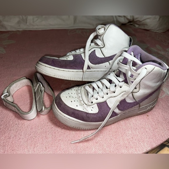 Nike White and Lavender Sneakers - Picture 1 of 8